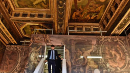 Minister kultury Włoch Dario Franceschini podczas otwarcia historycznego przejścia między Palazzo Vecchio a Galerią Uffizi. Fot. PAP/EPA