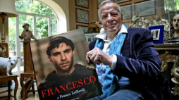 Franco Zeffirelli ze swoją książką „Francesco” w domu w Rzymie. 2014 r.. Fot. PAP/EPA