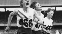 Bieg na 100 m podczas igrzysk w Melbourne w 1956 r. Od lewej: Betty Cuthbert, Marlene Mathews, Heather Armitage.