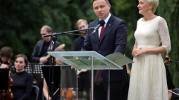 Prezydent Andrzej Duda (L) z małżonką Agatą Kornhauser-Dudą (P) biorą udział w akcji Narodowe Czytanie. Fot. PAP/R. Guz