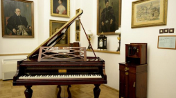 Pochodzący z 1862 roku fortepian francuskiej firmy Pleyel prezentowany w Muzeum Podkarpackim w Krośnie. Fot. PAP/D. Delmanowicz