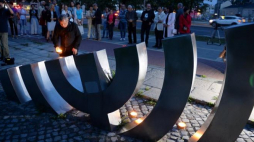 Uroczystości 75. rocznicy zagłady kieleckiego getta przy pomniku "Menora". Fot. PAP/P. Polak 