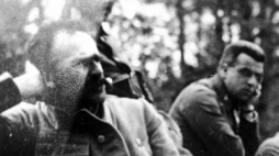 Komendant Józef Piłsudski z żołnierzami pod Kostiuchnówką w 1916 r. Źródło: NAC