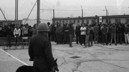 Protest internowanych w ośrodku odosobnienia w Kwidzynie, 14 sierpnia 1982 r. Źródło: IPN