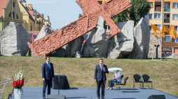 Wystąpienie prezydenta Andrzeja Dudy (C) przed Pomnikiem Pamięci Ofiar Lubina'82 przy Wzgórzu Zamkowym w Lubinie. Fot. PAP/M. Kulczyński 