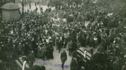 Lwów, kondukt pogrzebowy poległych w bitwie pod Zadwórzem. 18.09.1920. Źródło: BN Polona