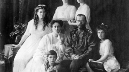 Oficjalny portret rodziny Mikołaja II z 1913. Fot. Wikimedia Commons