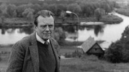 Czesław Miłosz w Skansenie Kurpiowskim, w tle rzeka Narew. Nowogród, 06.1981 r. PAP/CAF/J. Undro