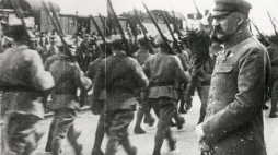Oddziały wyruszające na front defilują przed Naczelnym Wodzem J. Piłsudskim. 04.1920. Źródło: CAW