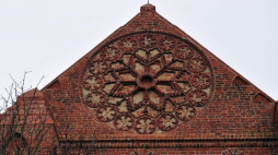 Rozeta kołbacka zdobiąca fasadę kościoła cystersów. Fot. PAP/M. Bielecki