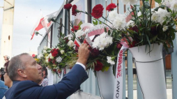 Przewodniczący Platformy Obywatelskiej Grzegorz Schetyna składa kwiaty przy Bramie nr 2 Stoczni Gdańskiej podczas obchodów 37. rocznicy Sierpnia '80 i powstania NSZZ "Solidarność" oraz 29. rocznicy gdańskich strajków z 1988 r. Fot. PAP/R. Pietruszka 