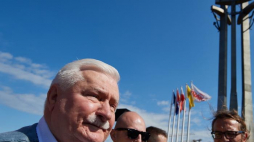 B. prezydent RP Lech Wałęsa (L) na placu Solidarności przy Pomniku Poległych Stoczniowców w Gdańsku. Fot. PAP/A Warżawa