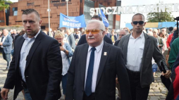 Były prezydent RP, przywódca "Solidarności" Lech Wałęsa (C) złożył kwiaty przy Bramie nr 2 Stoczni Gdańskiej. Fot. PAP/R. Pietruszka