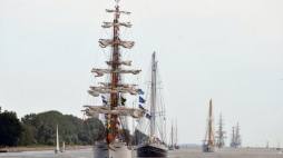 Uczestnicy zlotu The Tall Ships Races zmierzają na paradę żaglowców. Fot. PAP/M. Bielecki 