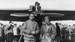 Pilot Franciszek Żwirko (z prawej) i konstruktor lotniczy Stanisław Wigura przed samolotem RWD-4. Kraków, 24.09-06.10.1930. Źródło: NAC