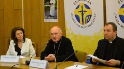Kardynał Kazimierz Nycz (C), ks. Dariusz Kowalczyk (P), piosenkarka Halina Frąckowiak (L) podczas konferencji prasowej nt. XVII Dnia Papieskiego. Fot. PAP/S. Leszczyński 