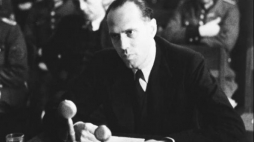 Helmut James Graf von Moltke, założyciel organizacji „Krąg z Krzyżowej”, przed Ludowym Trybunałem Sprawiedliwości. Berlin, 1944 r. Źródło: Bundesarchiv
