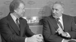 Warszawa, 1977-12-30. I sekretarz KC PZPR Edward Gierek (P) i prezydent USA Jimmy Carter podczas rozmowy. Fot. PAP/Z. Matuszewski