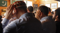 Polscy wyznawcy islamu podczas modlitwy w Święto Ofiarowania, czyli Kurban Bajram (Id Al-Adha), 1 bm. w Bohonikach na Podlasiu. Fot. PAP/A. Reszko