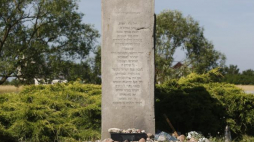 Pomnik upamiętniający pomordowanych Żydów w Jedwabnem. Fot. PAP/A. Reszko 