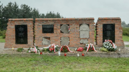 Uroczystość odsłonięcia symbolicznego muru z tablicami upamiętniającymi społeczność żydowską w Kurowie oraz mieszkańców tego miasta, którzy ratowali Żydów w czasie wojny. Fot. PAP/W. Pacewicz 
