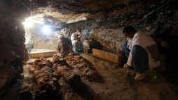 Egipscy archeolodzy w odkrytym w Luksorze grobowcu. Fot. PAP/EPA