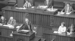 Tadeusz Mazowiecki wygłasza expose, w głębi marszałek Mikołaj Kozakiewicz. 12.09.1989. Fot. PAP/CAF/D. Kwiatkowski 