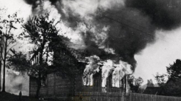 Płonąca wieś Michniów. 12.07.1943. Źródło: IPN