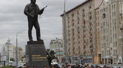 Pomnik Kałasznikowa w Moskwie. Fot. PAP/EPA