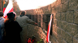 Miejsce pamięci w Ponarach - tablice z nazwiskami pomordowanych Polaków w Ponarach. 2000 r. Fot. PAP/W. Tumidalski 