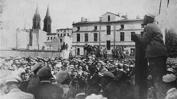 Mordechaj Rumkowski przemawia do mieszkańców łódzkiego getta na tzw. "placu strażackim". Źródło: Wikimedia Commons