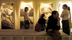 Zwiedzajacy wystawę "Zbrodnie Wehrmachtu". Fot. PAP/EPA