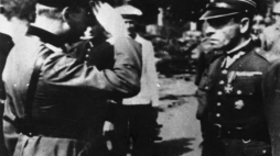 Mjr Henryk Sucharski (z prawej) poddaje placówkę na Westerplatte. 7 września 1939 r. Fot. PAP/CAF/Reprodukcja