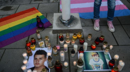 Akcja "Zapal znicz dla Kacpra", ofiary homofobii, przed budynkiem Ministerstwa Edukacji Narodowej, Fot. PAP/M. Kmieciński