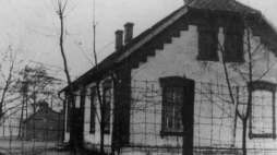 Budynek zamieszkiwany przez więźniarki funkcyjne i francuskie Żydówki, który był centrum masakry. Źródło: Wikipedia