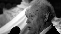 Prof. Bronisław Chromy podczas odsłonięcia pomnika Chopina w zabytkowych podziemiach kopalni soli w Wieliczce. 2010 r. Fot. PAP/S. Rozpędzik