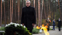 Wicepremier, minister kultury i dziedzictwa narodowego Piotr Gliński na Polskim Cmentarzu Wojennym w Bykowni. Źródło: MKiDN
