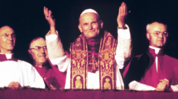 Jan Paweł II  tuż po tym, jak został wybrany przez konklawe na papieża. 16.10.1978. Fot. PAP/EPA 