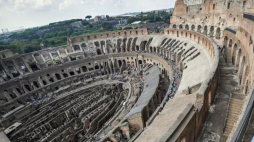 Widok na amfiteatr i na Rzym po udostępnieniu zwiedzającym IV i V piętra Koloseum. Fot. PAP/EPA