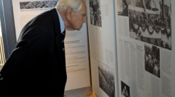Prof. Zbigniew Kruszewski ogląda wystawę „Powstanie Warszawskie 1944” w Muzeum Historyczno-Technicznym Peenemunde. Fot. PAP/M. Bielecki 