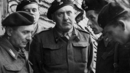1. Dywizja Pancerna przed inwazją na kontynen. Od lewej: płk. dypl. Kazimierz Dworak, gen. Stanisław Maczek, rtm. T. Wysocki. Scarborough. Lipiec 1944 r. Fot. NAC