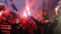 Marsz chwały Ukraińskiej Powstańczej Armii (UPA), który przeszedł w sobotę wieczorem ulicami Kijowa. Fot. PAP/EPA