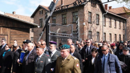 Oświęcim, 24.04.2017. Uczestnicy 26. Marszu Żywych wyruszyli sprzed bramy z napisem "Arbeit macht frei" na terenie byłego niemieckiego obozu Auschwitz I w Oświęcimiu. Fot. PAP/A. Grygiel 