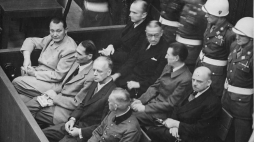 Proces norymberski. W pierwszym rzędzie od lewej: Hermann Göring, Rudolf Hess, Joachim von Ribbentrop, Wilhelm Keitel; w drugim rzędzie od lewej: Karl Dönitz, Erich Raeder, Baldur von Schirach, Fritz Sauckel. Źródło: Wikimedia Commons/National Archives Identifier