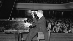 Artur Rubinstein podczas recitalu w Filharmonii Narodowej w Warszawie. 1958 r. Fot. PAP/CAF/Barącz 