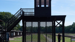 Główna brama, zwana „Bramą śmierci”, do byłego obozu koncentracyjnego KL Stutthof. Fot. PAP/A. Warżawa