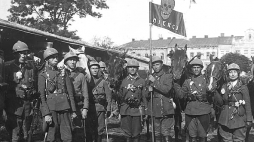 II Ochotniczy Szwadron Śmierci w czasie walk o Lwów w 1920 roku. Pierwsza z prawej ułanka Janina Łada-Walicka. Źródło: Wikimedia Commons/NAC