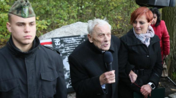Ostatni żyjący Cichociemny Aleksander Tarnawski „Upłaz” (C) podczas uroczystości odsłonięcia kamienia upamiętniającego operację "Weller 12" w miejscowości Baniocha. Fot. PAP/L. Szymański 