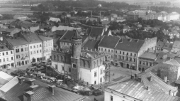 Panorama Tarnowa - Widok z wieży katedralnej na rynek i dzielnicę Zabłocie; na środku widoczny ratusz. 1918-1929. Źródło: NAC