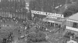Strajk w Stoczni Gdańskiej - widok na II bramę. 22.08.1980. Fot. PAP/M. Billewicz